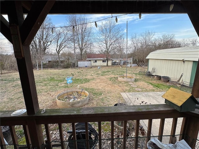 view of yard with an outbuilding