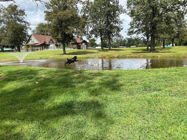 view of yard featuring a water view