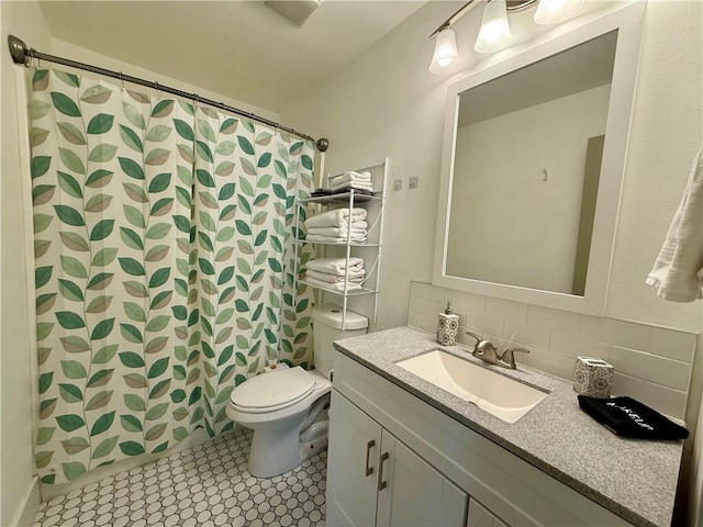 full bath with toilet, curtained shower, backsplash, and vanity