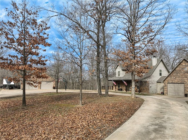 view of yard featuring concrete driveway