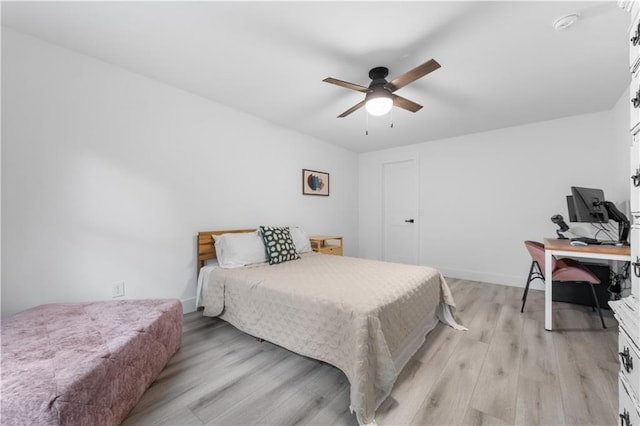 bedroom featuring light wood-style flooring, baseboards, and a ceiling fan