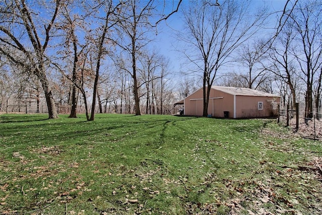 view of yard with an outbuilding