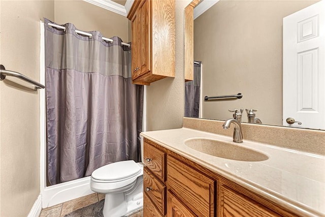 full bathroom featuring baseboards, toilet, ornamental molding, curtained shower, and vanity