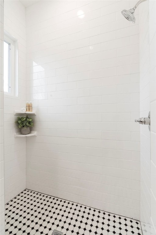 bathroom featuring tiled shower