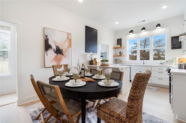 dining space featuring recessed lighting, baseboards, visible vents, and light wood finished floors