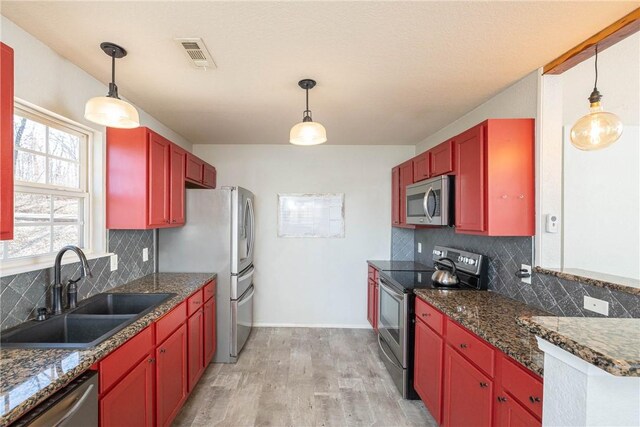 33 Rountree Dr, Bella Vista, AR 72715 - kitchen with stainless steel appliances, a sink, light wood-style flooring, and decorative backsplash