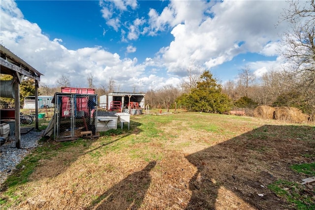 view of yard featuring an outbuilding