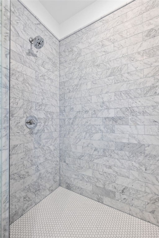 bathroom featuring tiled shower