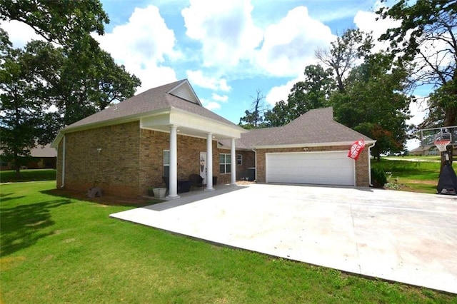 view of front of house featuring a garage, brick siding, driveway, and a front yard