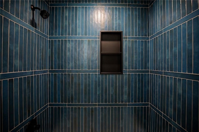 bathroom featuring a tile shower