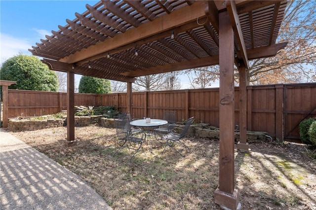 view of yard featuring outdoor dining space, a fenced backyard, and a pergola