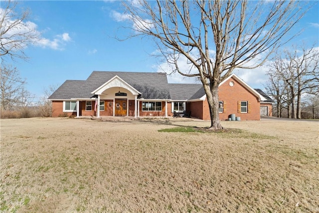 view of front of home featuring brick siding and a front yard