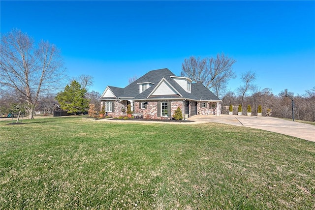 view of front facade featuring a front lawn and concrete driveway