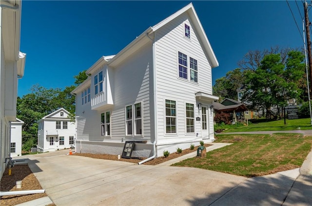 view of side of property featuring a lawn