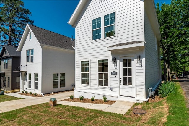 view of front of home featuring a front yard