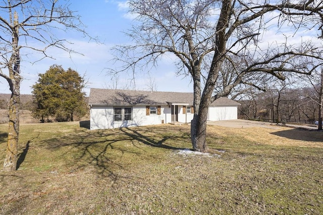 ranch-style house featuring a front lawn