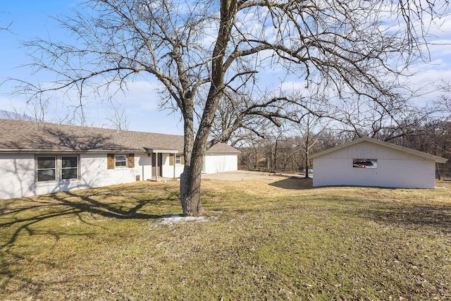 view of yard featuring an outbuilding