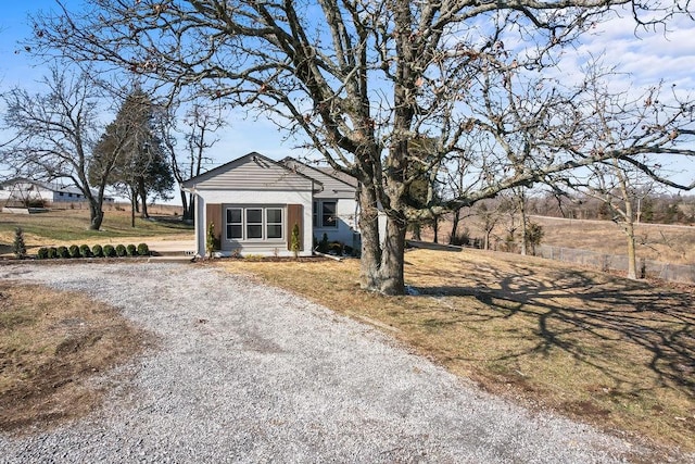 view of front facade featuring driveway and a front yard