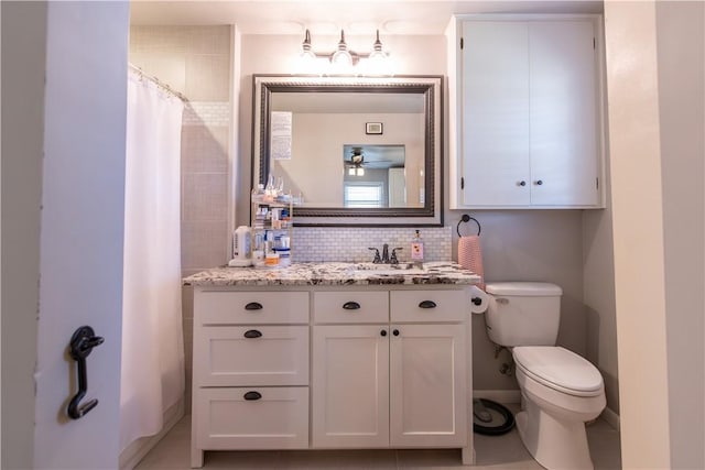 full bathroom featuring a shower with curtain, tasteful backsplash, toilet, and vanity