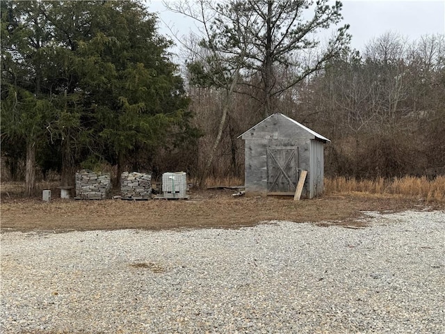 view of yard featuring a storage shed and an outdoor structure