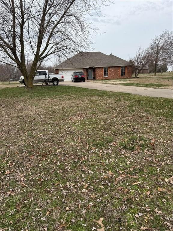 view of yard featuring driveway