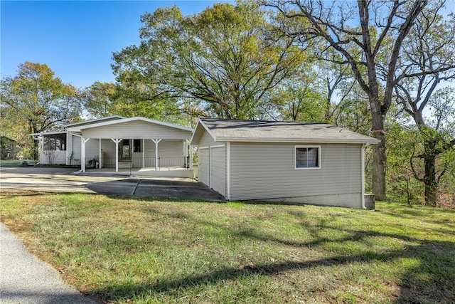 exterior space featuring a carport, driveway, and a yard