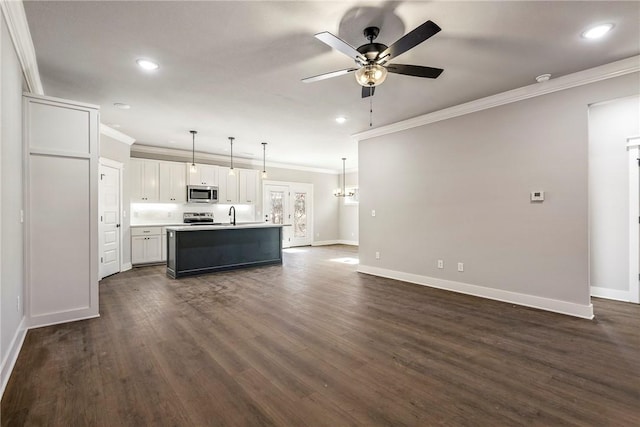 kitchen with crown molding, open floor plan, dark wood-style floors, stainless steel appliances, and a ceiling fan