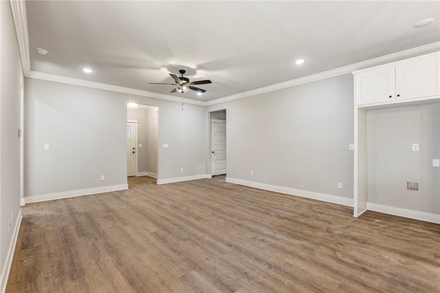 unfurnished room featuring light wood-style flooring, crown molding, baseboards, and ceiling fan