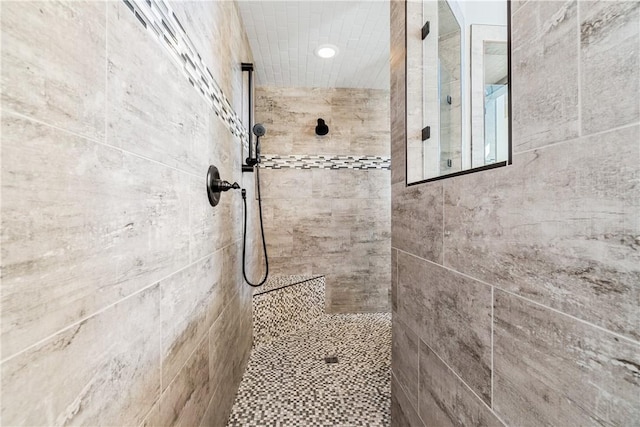 full bathroom featuring a tile shower