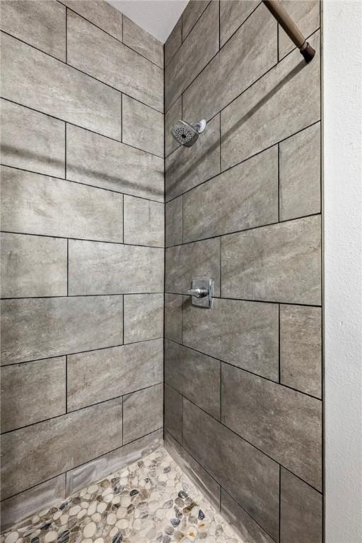 full bathroom featuring tiled shower