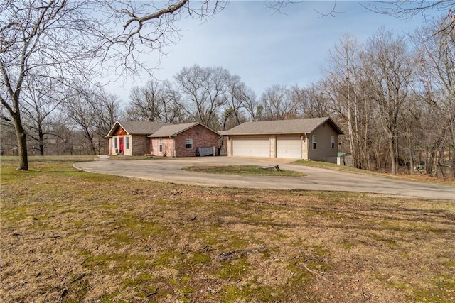 view of front facade featuring driveway and a front lawn