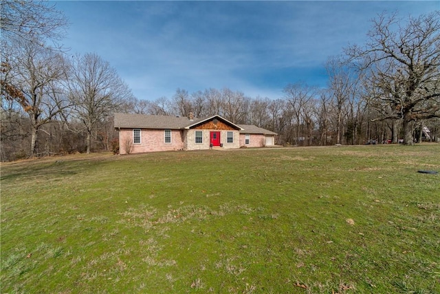 single story home featuring a front lawn