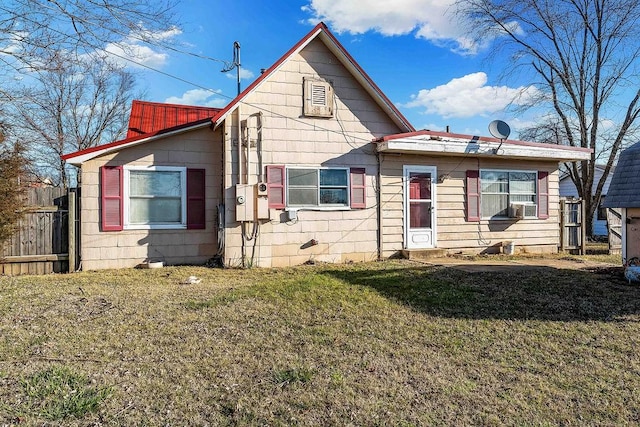 view of front of home featuring a front yard and fence