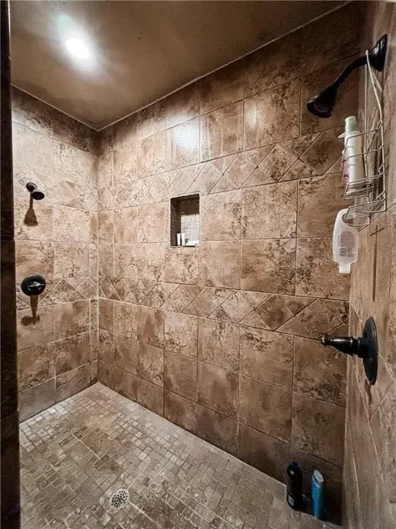 bathroom featuring a tile shower