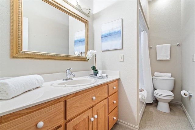 full bath featuring a shower with shower curtain, toilet, vanity, and baseboards