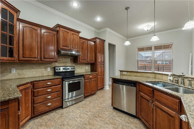 kitchen with under cabinet range hood, a sink, backsplash, appliances with stainless steel finishes, and glass insert cabinets