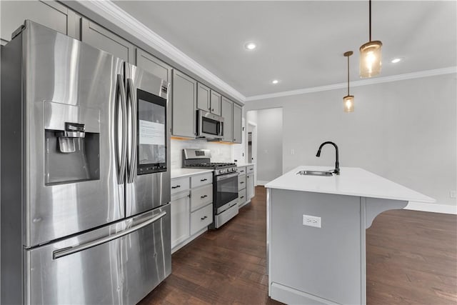 kitchen with crown molding, dark wood-type flooring, gray cabinets, a sink, and stainless steel appliances