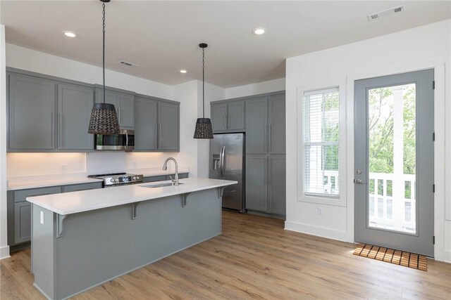 kitchen featuring a sink, visible vents, appliances with stainless steel finishes, and gray cabinets