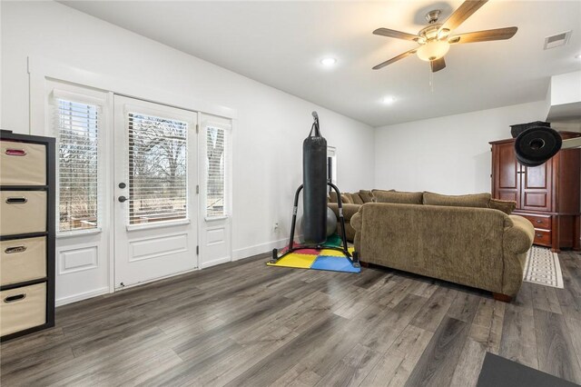 living room with visible vents, dark wood-type flooring, recessed lighting, baseboards, and ceiling fan