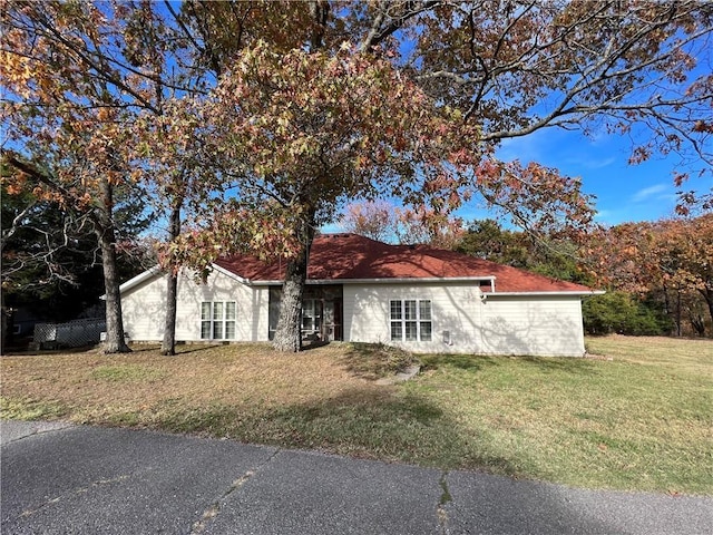 11 Saint Andrews Lane Holiday Island Unit 9, Holiday Island, AR 72631 - single story home with a front lawn