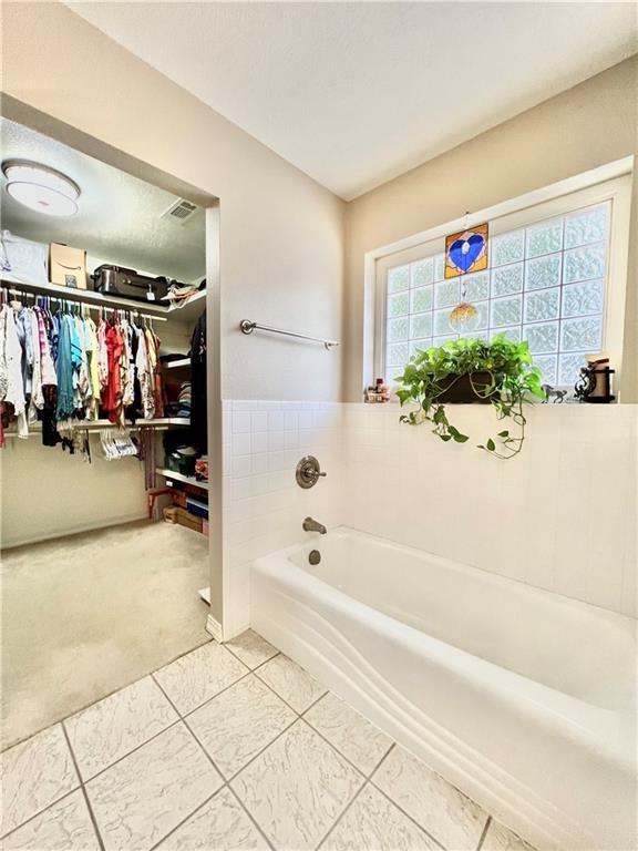 11 Saint Andrews Lane Holiday Island Unit 9, Holiday Island, AR 72631 - full bath featuring a garden tub and a spacious closet