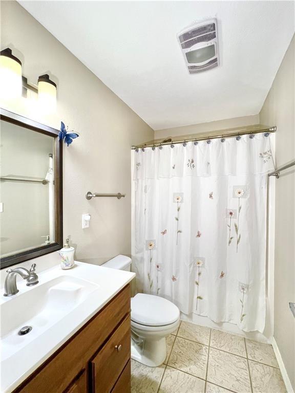 11 Saint Andrews Lane Holiday Island Unit 9, Holiday Island, AR 72631 - full bathroom featuring vanity and curtained shower