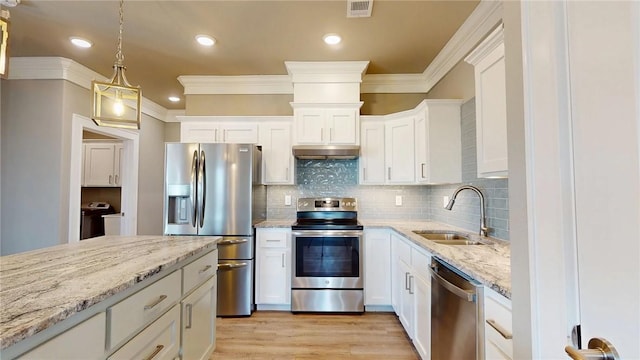 kitchen featuring visible vents, light wood-style flooring, a sink, stainless steel appliances, and white cabinetry