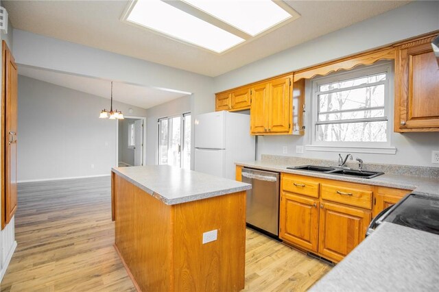 9 Cromer Dr, Bella Vista, AR 72715 - kitchen featuring a sink, freestanding refrigerator, electric stove, stainless steel dishwasher, and a kitchen island