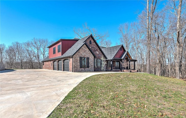 view of front of home featuring brick siding, driveway, an attached garage, and a front yard