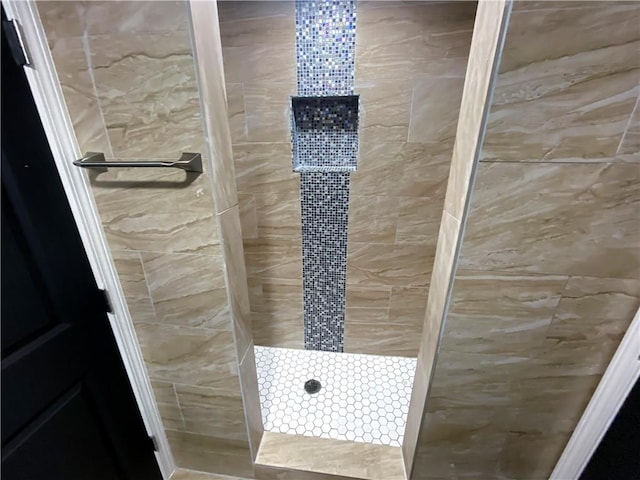 bathroom featuring a tile shower