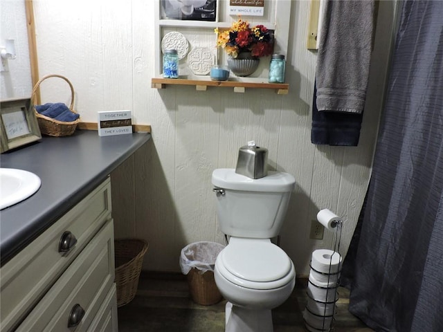 1820 Oak Grove Rd, Van Buren, AR 72956 - bathroom featuring a shower with curtain, toilet, and vanity
