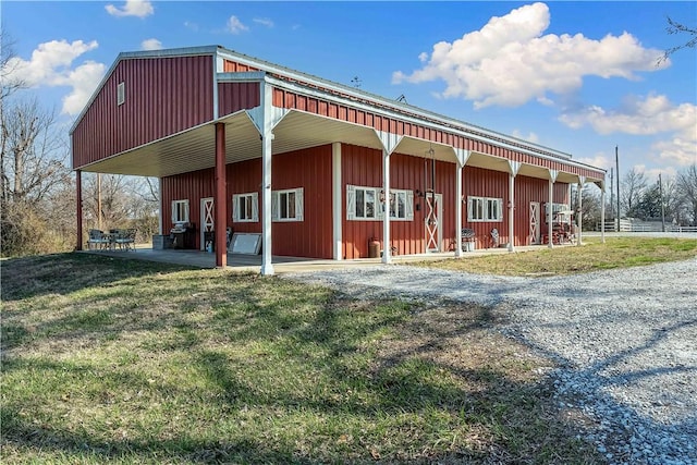 view of outdoor structure with an outdoor structure and driveway