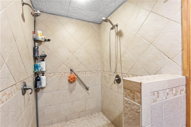 bathroom featuring tiled shower