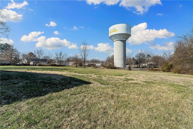 view of property's community featuring a yard